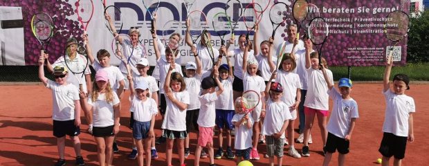 DOLGE unterstützt Tennisclub Eschwege – Gruppenbild der TC Eschwege Jugendgruppe auf dem Tennisplatz